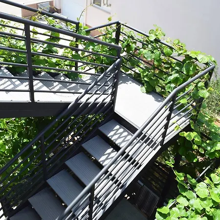 Prekrasan Sa Kaminom Apartment
